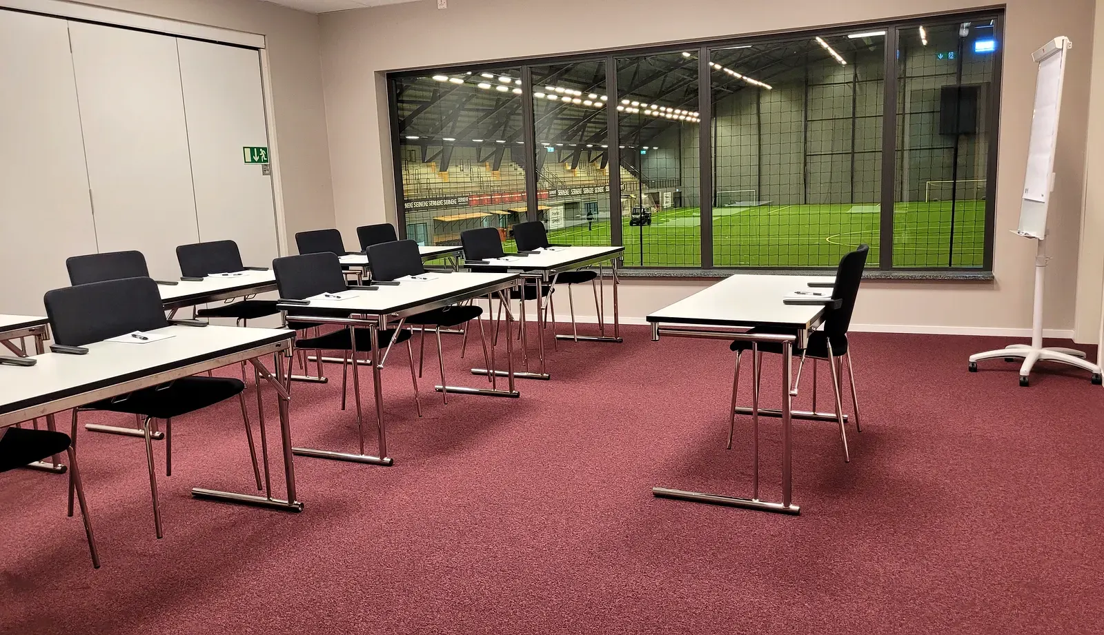 Konferensrum med utsikt mot sporthallen på Kviberg Park
